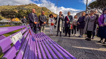 A Sarno inaugurata la Panchina viola, simbolo di gentilezza