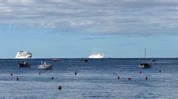 Al largo della Costiera Amalfitana due giganti del mare: Seabourn Ovation e Wind Surf