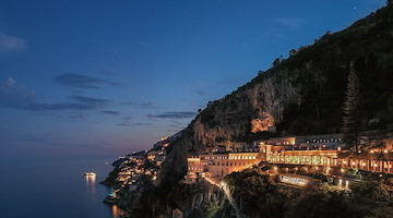 All’Anantara Convento di Amalfi il Natale è magico: a dicembre mercatini al chiostro e visita di Babbo Natale