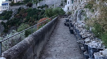 Amalfi, istituito senso unico alternato sulla Statale Amalfitana per crollo di una macera 