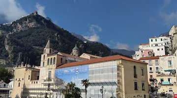 Amalfi, Palazzo San Benedetto si rifà il look: per il restauro delle facciate il Comune investe 600mila euro