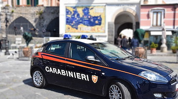 Amalfi: tre persone arrestate per furto di capi d'abbigliamento nei negozi del centro