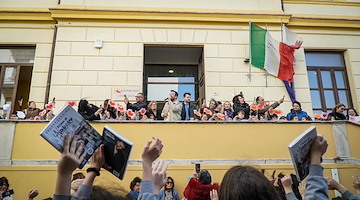 Andrea Sannino incontra gli studenti a Sorrento: «Credete nei vostri sogni, non avete scuse»