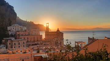 Atrani, il sole trafigge la torre campanaria della Maddalena: l'alba incantata di Giovanni Proto