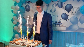 Atrani, Salvatore Angelisi festeggia il suo 18° compleanno tra famiglia, amici e tradizioni