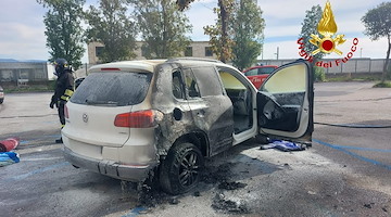 Auto in fiamme a Salerno: intervengono i Vigili del Fuoco