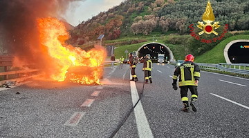 Auto in fiamme sulla A2 prima dello svincolo di Pontecagnano, nessun ferito