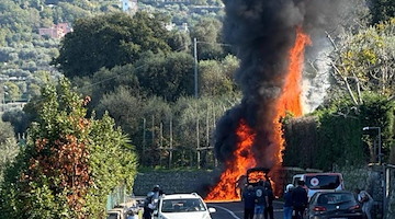 Auto in fiamme sulla SS 163 ai Colli di San Pietro: traffico in tilt