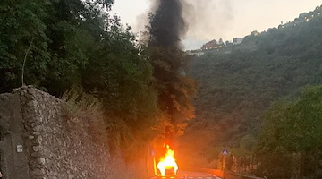 Auto in fiamme sulla strada Castiglione-Ravello: illesi gli occupanti 