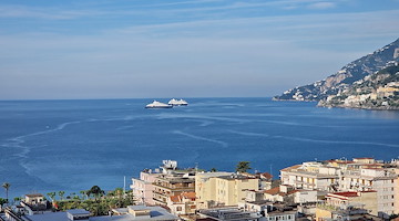 Azamara Quest e Scenic Eclipse: due crociere di lusso al largo della Costiera Amalfitana