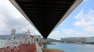 Baia di Hong Kong e navigazione sotto il MaWan. Comandante Barra: «Un'impresa di precisione»