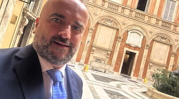 Campania. Iannone (FdI): «De Luca ha dichiarato di dare incarichi per pietà. La carità si fa con soldi propri»