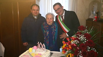 Cetara, festa per nonna Maria De Santis che compie 100 anni