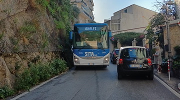 Cetara, guasto a un bus Sita blocca la Statale per Amalfi: traffico in tilt 