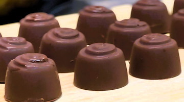 Chef David Vaccaro reinventa la melanzana al cioccolato di Maiori in un cioccolatino gourmet /VIDEO