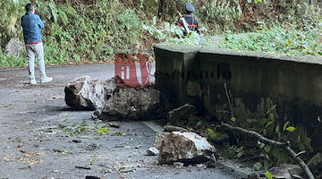 Detriti e massi sulla strada a Sant'Egidio del Monte Albino, chiuso l'accesso al Valico di Chiunzi