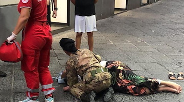 Donna si accascia in strada a Salerno, salvata dai militari dell’Esercito impegnati nell’operazione “Strade Sicure”