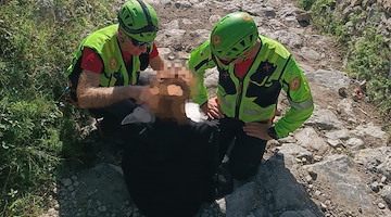 Escursionista si infortuna sul Sentiero degli Dei: intervento tempestivo del Soccorso Alpino