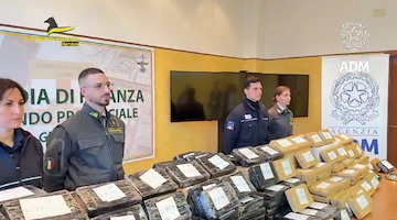 Genova, scoperti 240 kg di cocaina in container di tonno: droga per un valore di 50 milioni