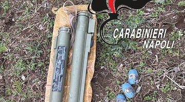 Giugliano, rinvenuti 2 bazooka e 3 bombe a mano: area sotto sequestro