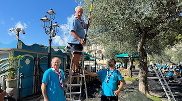 Gli Scout di Minori raccolgono le olive sul lungomare: solidarietà e cura della città