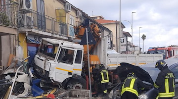 Grave incidente a Capaccio Paestum: scontro tra camion e due vetture, feriti in ospedale