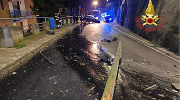 Grave incidente a Cava de’ Tirreni: auto fuori controllo sradica palo e finisce contro un muro