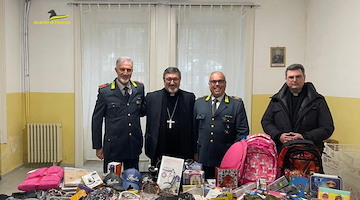 Guardia Finanza Salerno dona oltre 110mila articoli alla Caritas di Vallo della Lucania