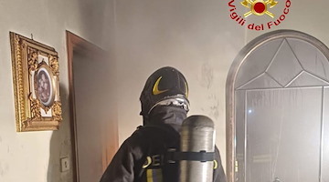 Incendio in un appartamento a Salerno, evacuati gli ultimi piani di un palazzo a Torrione