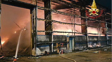 Incendio nella notte: a fuoco il deposito di Salerno Pulita nella zona industriale della città 