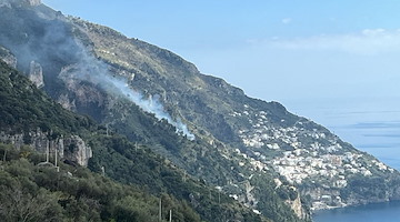 Incendio tra Praiano e Positano. Sul posto Resilienza e Vigili del Fuoco