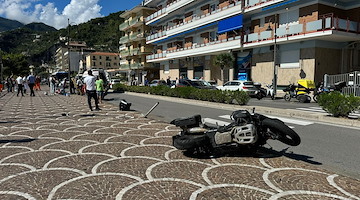 Incidente a Maiori: moto si schianta contro palo della luce sul lungomare, giovane in condizioni critiche [VIDEO]