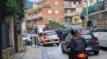 Incidente a Maiori, scooter impatta contro auto: giovane in ospedale