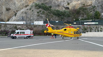 Incidente a Minori: anziano professionista salvato dopo una caduta nel proprio giardino [FOTO]