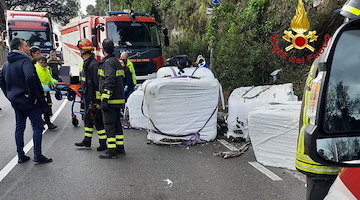 Incidente mortale a Salerno, camion perde il carico che travolge un gruppo di ciclisti: uno non ce l'ha fatta 