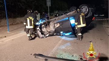 Incidente stradale a Salerno: Jeep finisce fuori strada e si ribalta per evitare uno scooter in sorpasso