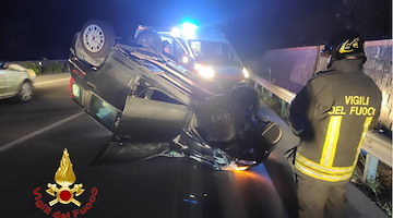 Incidente stradale in provincia di Salerno, auto si ribalta a Omignano