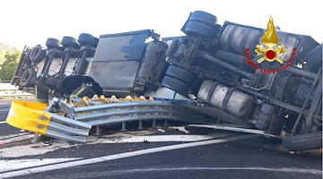 Incidente sull'A30: autoarticolato si ribalta su un'auto, miracolosamente illesi i passeggeri