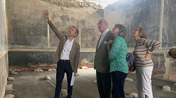 L'archeologo e scrittore Andrea Carandini in visita agli scavi di Pompei