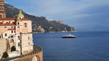 La nave Clio inaugura la stagione crocieristica 2025, immortalata dal cuore di Atrani