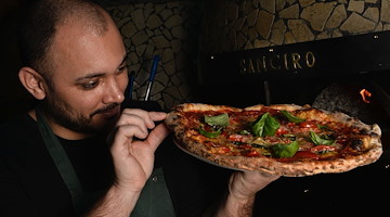 La Pizza degli Zar: Chef Ciro reinventa la "Cosacca"