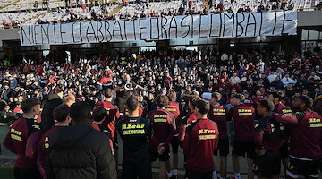 La tifoseria Salernitana si stringe intorno alla squadra: uniti per la salvezza!