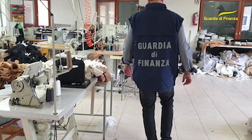 Lotta all’abusivismo commerciale: scoperto un opificio clandestino a Palma Campania