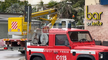 Maiori, intervento dei Vigili del Fuoco: rimossi illuminazione e decorazioni a causa del forte vento