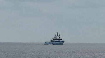 Maiori, lo yacht Ocean Dreamwalker III solca le acque della Costa d'Amalfi nel giorno di San Valentino 