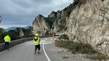 Maiori, smottamento in località Capo d'Orso: in corso operazioni di messa in sicurezza