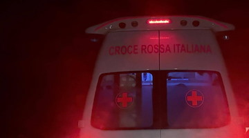 Malore ad Atrani: anziano si accascia in strada, trasferito d’urgenza a Salerno