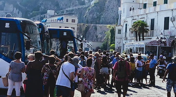 Michele Santoro denuncia in TV il turismo "insostenibile" di Amalfi: «Scene da dopoguerra»