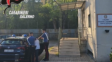 Minaccia la moglie mentre è ai domiciliari, in casa aveva cocaina: 41enne arrestato a Pontecagnano