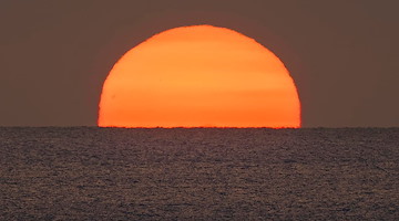 "Miraggio a Omega": Il Sole si trasforma al tramonto su Palinuro /foto CDF